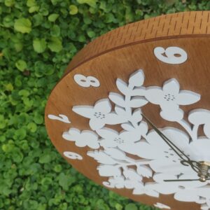 Virágmintás falióra – természetes, elegáns dekor