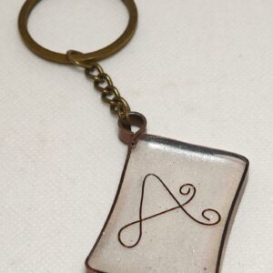 Monogramos műgyanta kulcstartó . „A”