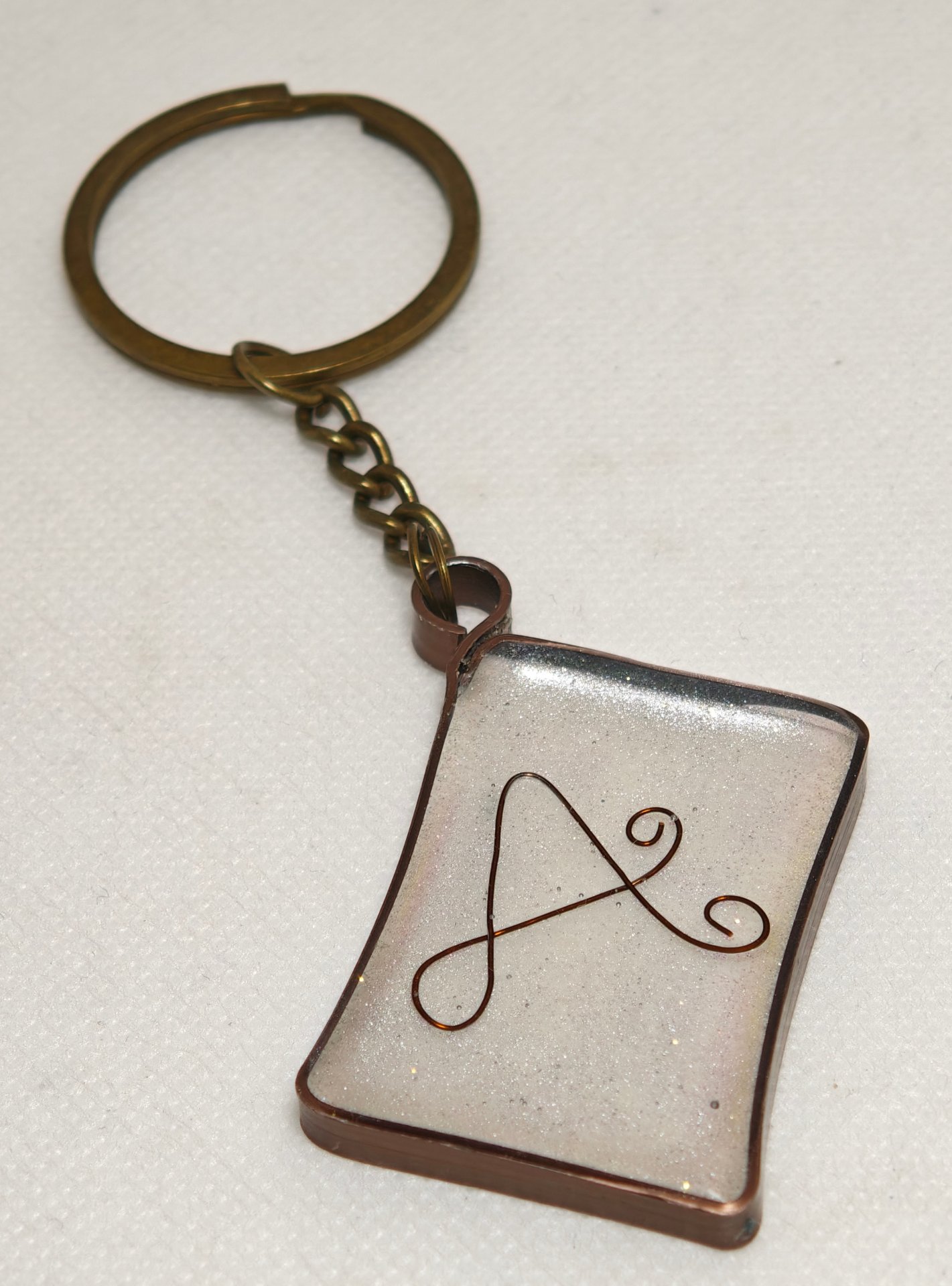 Monogramos műgyanta kulcstartó . „A”