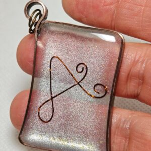 Monogramos műgyanta kulcstartó . „A”