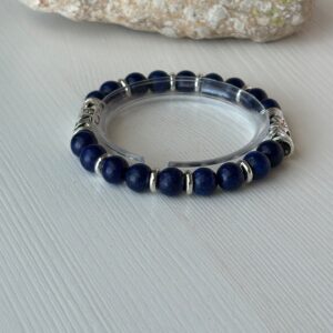 Kék lapis gyöngyből készült ezüst távtartókkal díszített karkötő