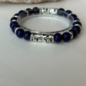 Kék lapis gyöngyből készült ezüst távtartókkal díszített karkötő