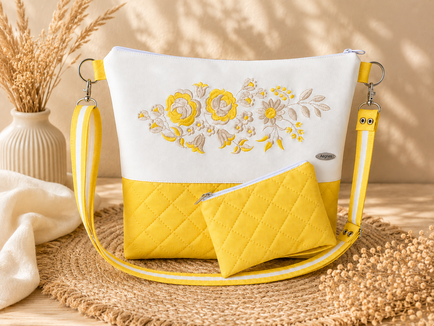 Napsugár Kalocsai – hímzett válltáska ajándék neszesszerrel 💛🌼