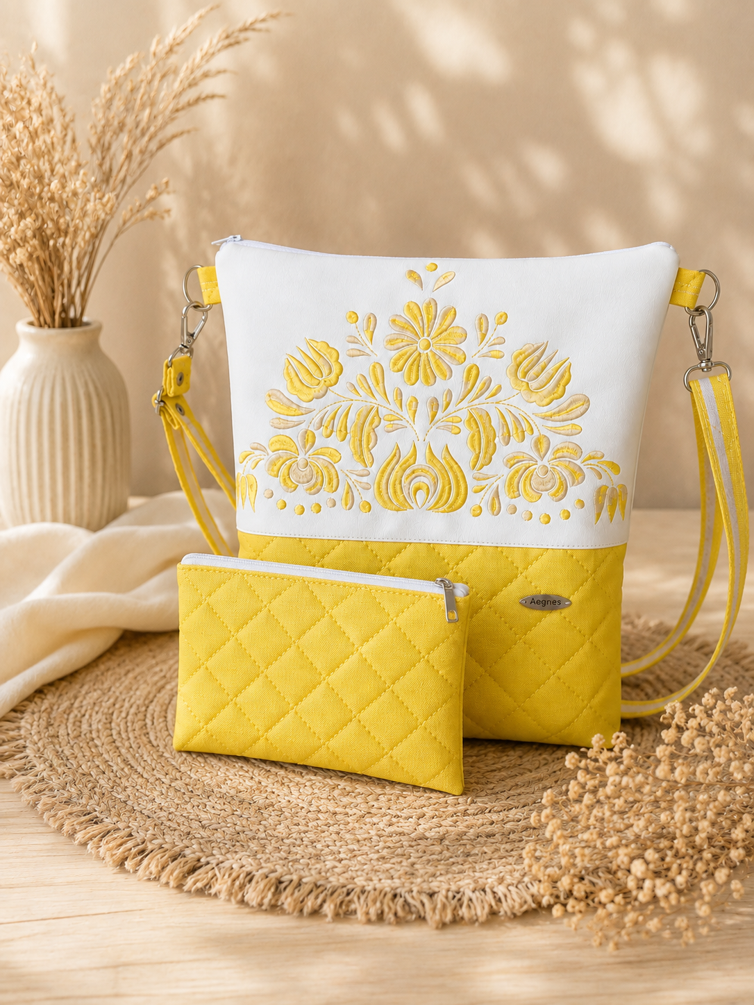 Kalocsai Napvirág – hímzett válltáska ajándék neszesszerrel 💛🌼