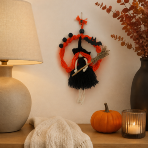 Rőthajú Bűbáj – kézműves halloweeni ajtó- és falidekoráció