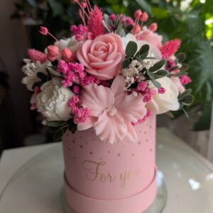 Prémium Illatos Szójaviasz Virágbox – Pink & White Örökcsokor „For You” Dobozban