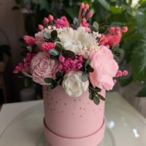 Prémium Illatos Szójaviasz Virágbox – Pink & White Örökcsokor „For You” Dobozban