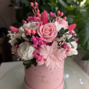 Prémium Illatos Szójaviasz Virágbox – Pink & White Örökcsokor „For You” Dobozban