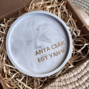 Anya csak egy van feliratos tálka