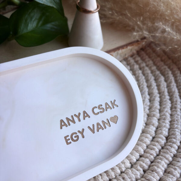 Anya csak egy van feliratos tálka