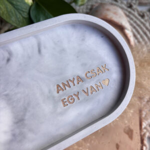 Anya csak egy van feliratos tálka