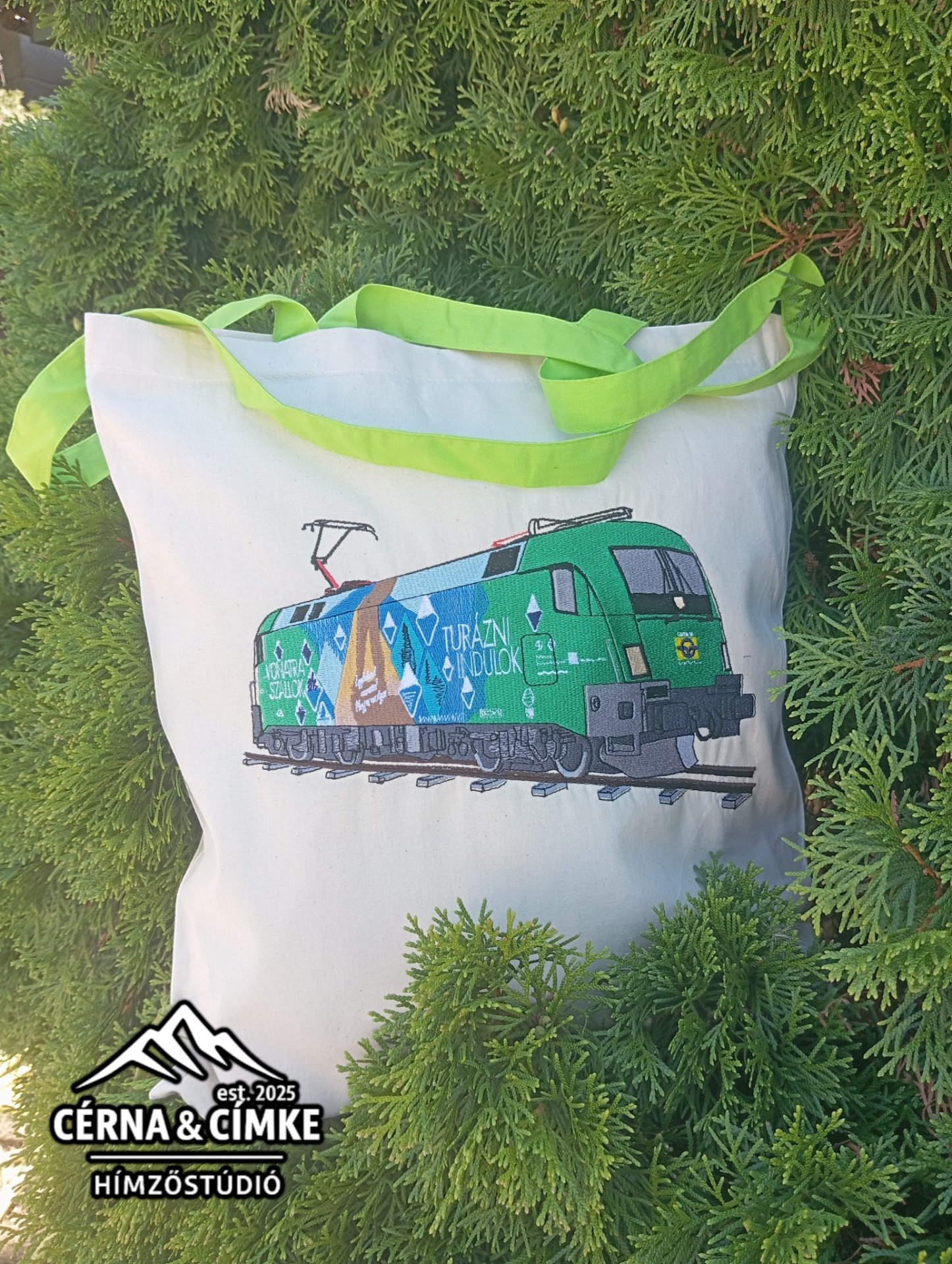 🚂 Túrázni indulok – egy igazán különleges hímzett vászontáska