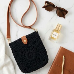 ZIBO Go horgolt crossbody táska – fekete barna pánttal