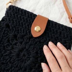ZIBO Go horgolt crossbody táska – fekete barna pánttal