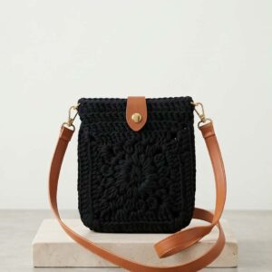 ZIBO Go horgolt crossbody táska – fekete barna pánttal