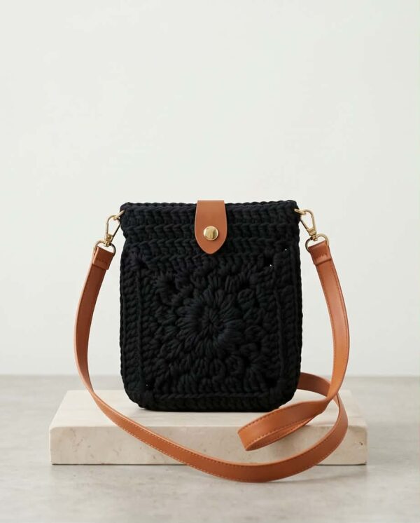 ZIBO Go horgolt crossbody táska – fekete barna pánttal