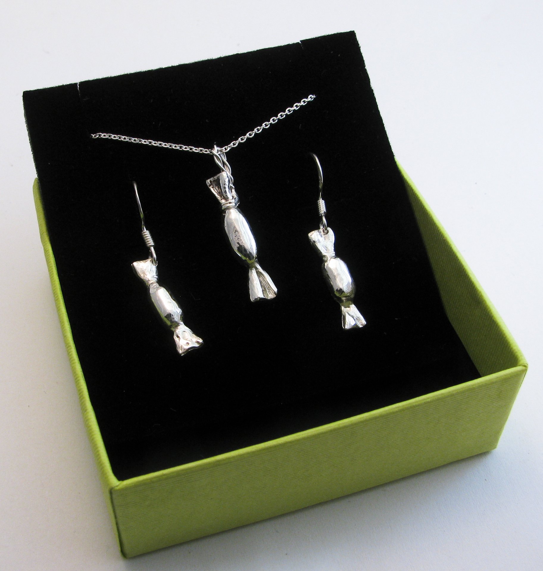 Karácsonyi ezüst szaloncukor nyaklánc és fülbevaló szett