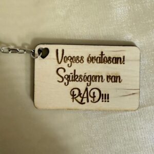 Vicces gravírozott fa kulcstartó – „Szükségem van RÁD!” felirattal, ajándék pároknak és barátoknak