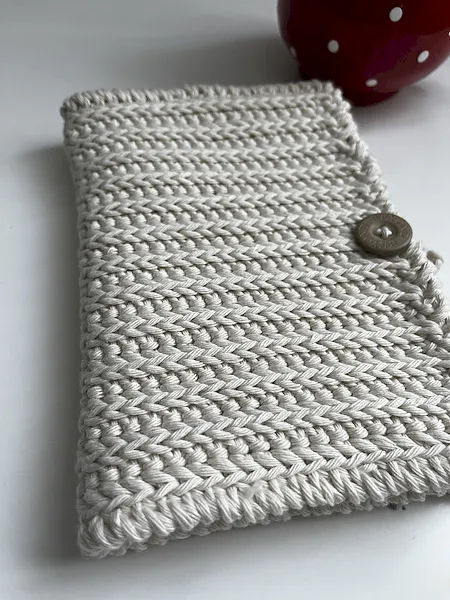 Horgolt Kindle / ebook borító gombos záródással