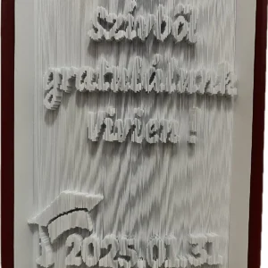 Egyedi ballagási könyvszobor névvel, dátummal és ballagási kalappal – Szívből gratulálunk felirattal