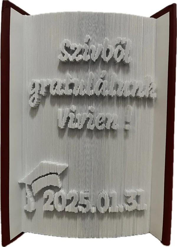 Egyedi ballagási könyvszobor névvel, dátummal és ballagási kalappal – Szívből gratulálunk felirattal