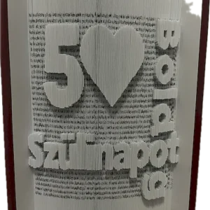 „Boldog szülinapot” könyvszobor évszámmal és szív motívummal