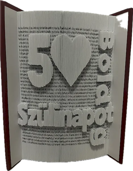 „Boldog szülinapot” könyvszobor évszámmal és szív motívummal