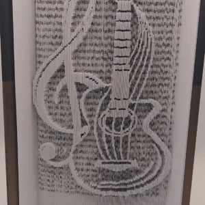 A muzsika szárnyain –Violinkulcs és gitár könyvszobor