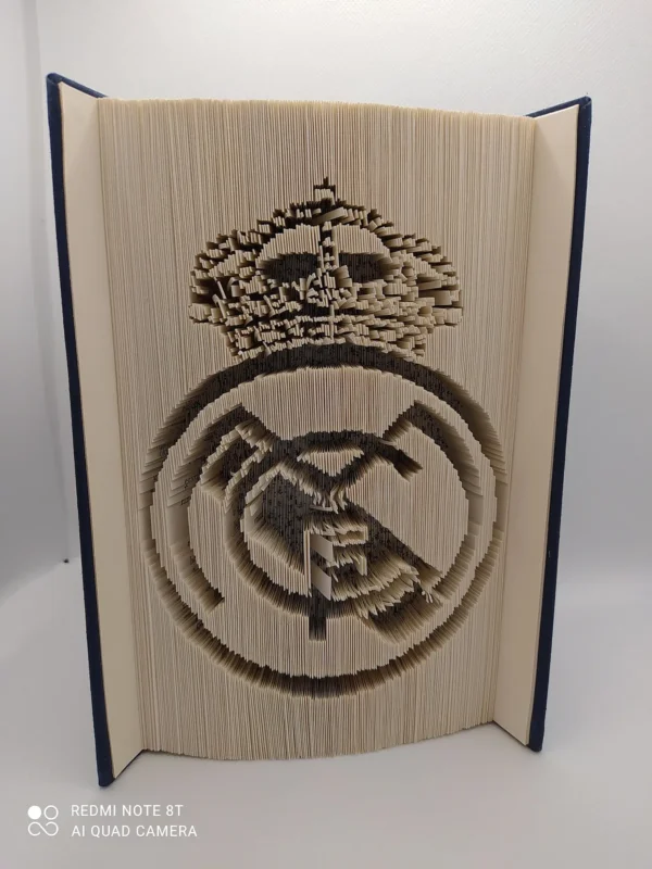 A futball szerelmesének – Real Madrid logós könyvszobor