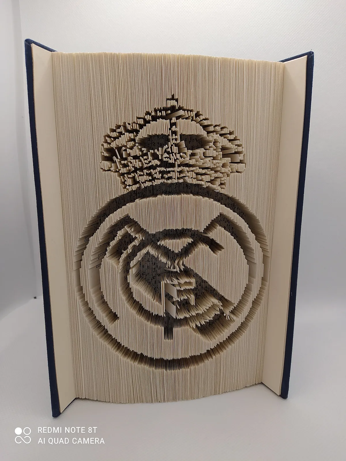 A futball szerelmesének – Real Madrid logós könyvszobor