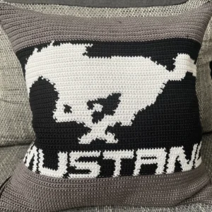 Horgolt díszpárnahuzat – Mustang minta, zipzáros