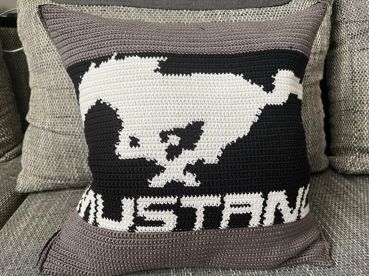Horgolt díszpárnahuzat – Mustang minta, zipzáros