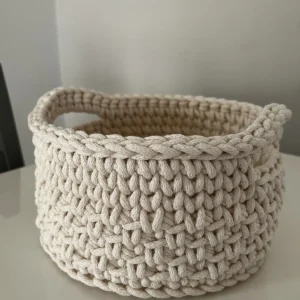 Horgolt kosár füllel – krémfehér