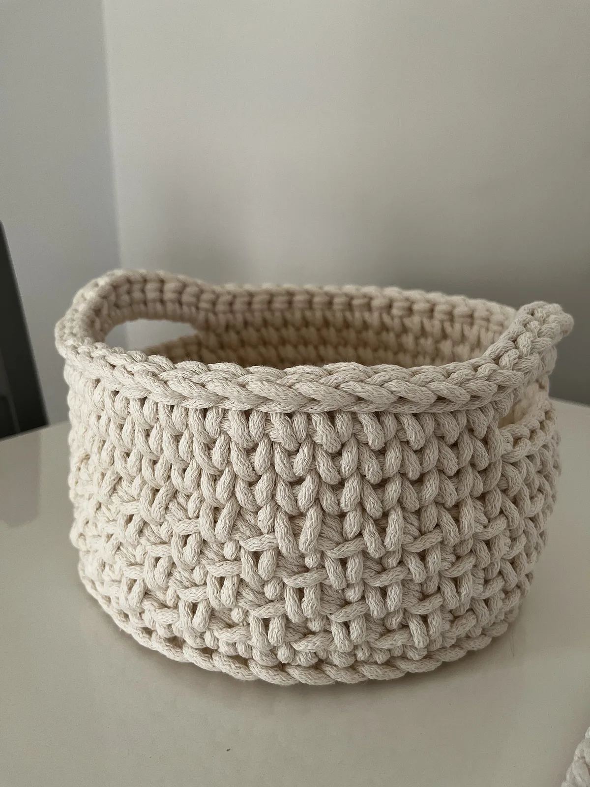 Horgolt kosár füllel – krémfehér