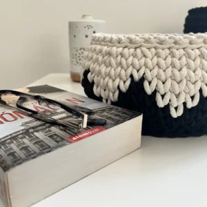 Horgolt kerek öblös kosár – fekete-krém