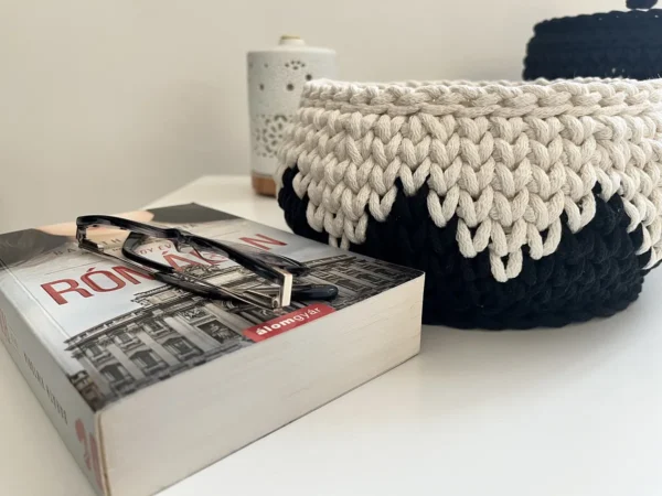 Horgolt kerek öblös kosár – fekete-krém