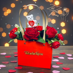 Valentin-napi rózsakompozíció dísztáskában macival