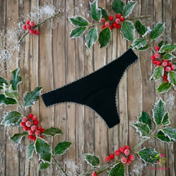 Fekete menstruációs tanga enyhe vérzéshez – fehér csipkedísszel