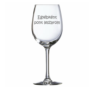 „Egyébként pont leszarom” – Gravírozott borospohár