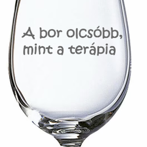 „A bor olcsóbb, mint a terápia” – Gravírozott borospohár