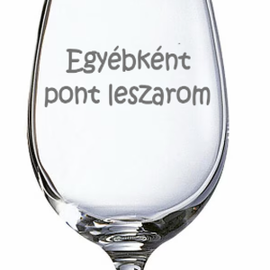 „Egyébként pont leszarom” – Gravírozott borospohár