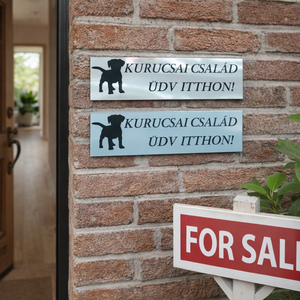 Egyedi gravírozott családi névtábla kutyás mintával – „Üdv itthon!” felirattal