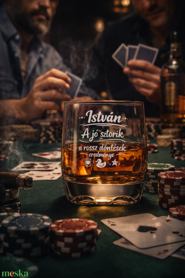 Gravírozott whiskys pohár – „A jó sztorik a rossz döntések eredménye” – Névre szóló férfias ajándék