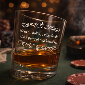 Prémium ferde whiskyspohár gravírozva – „Nem én dőlök, a világ ferde”