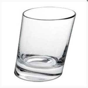 Prémium ferde whiskyspohár gravírozva – „Nem én dőlök, a világ ferde”