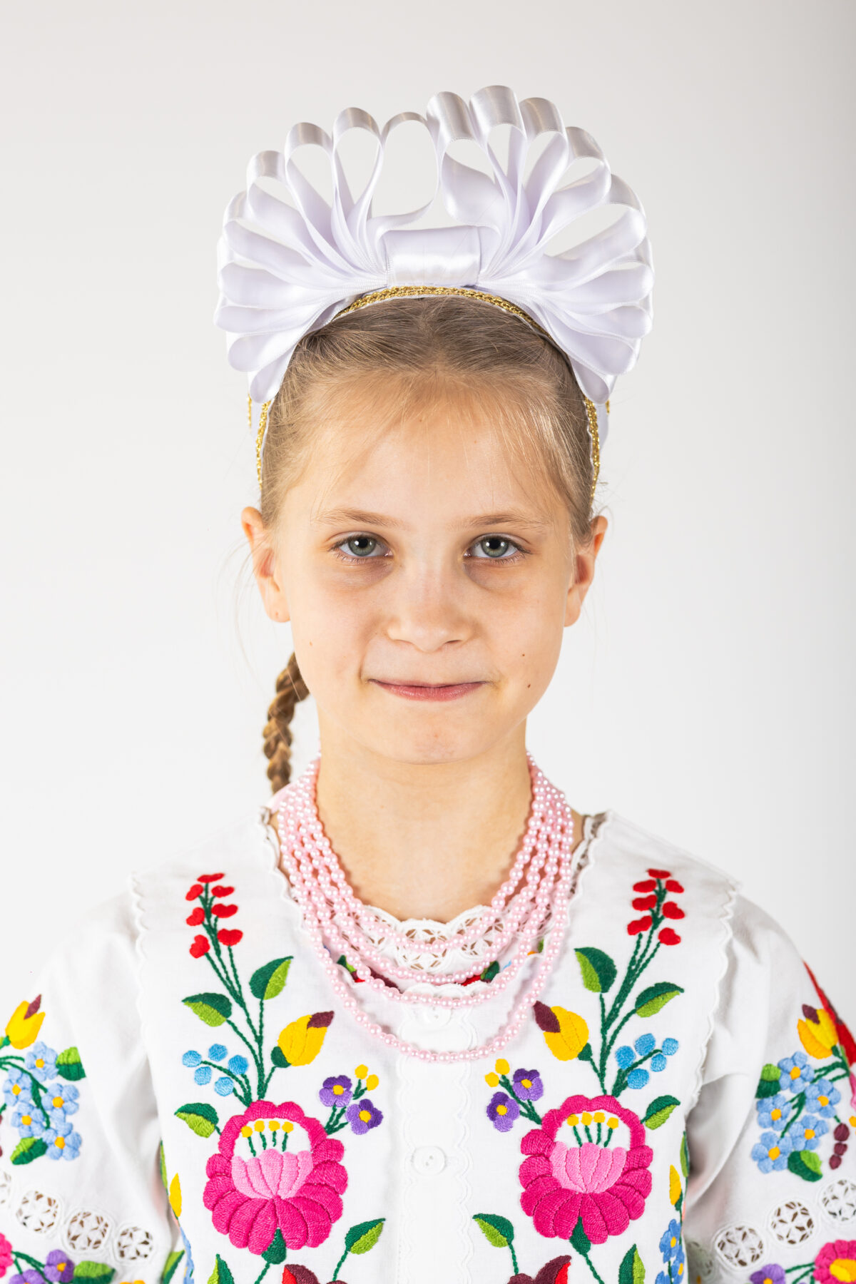 Fehér kalocsai bukros pántlika
