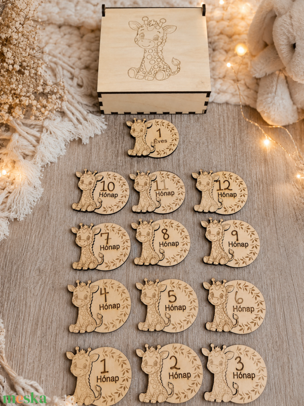 Zsiráfos babafotózási mérföldkő korong szett díszdobozban – 13 db-os, gravírozott fa emlék