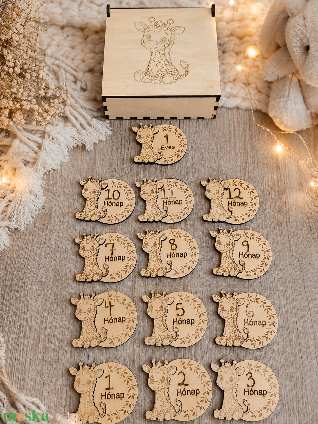 Zsiráfos babafotózási mérföldkő korong szett díszdobozban – 13 db-os, gravírozott fa emlék
