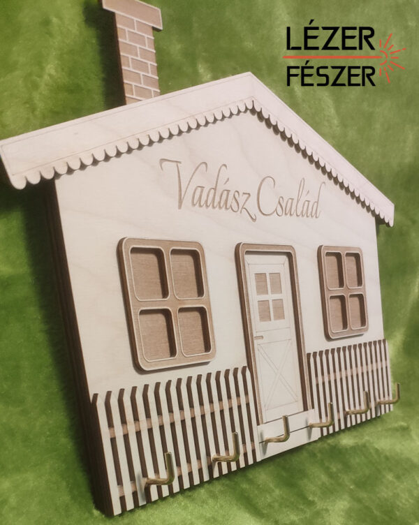Házikó formájú kulcstartó fali akasztó – Egyedi névvel