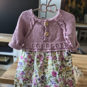 Kislányruha pamutfonalból kézzel kötött felsörésszel
